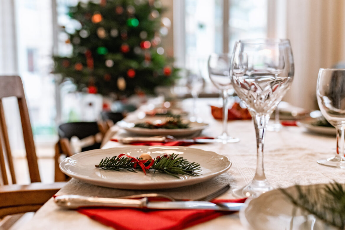 How to Decorate Your Christmas Table