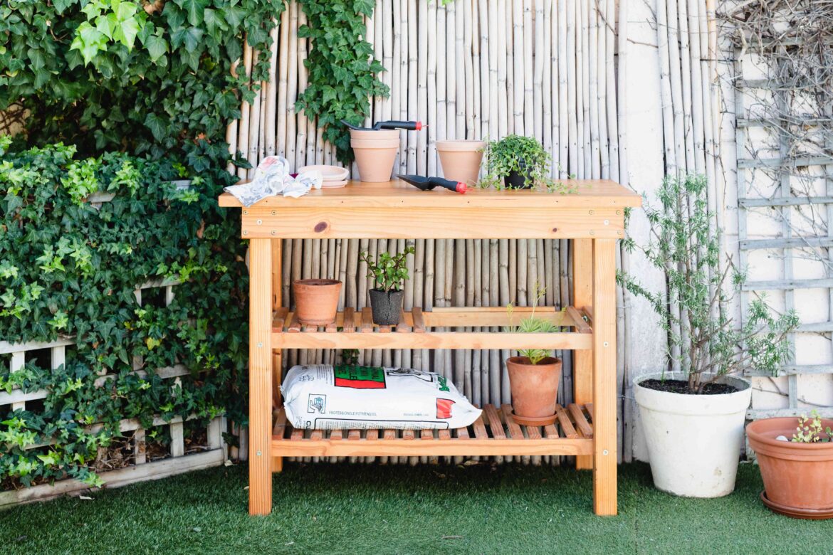 Choosing A Potting Table for Your Garden